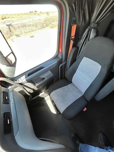 2021 Freightliner CASCADIA 6X4 T/A SLEEPER TRUCK
