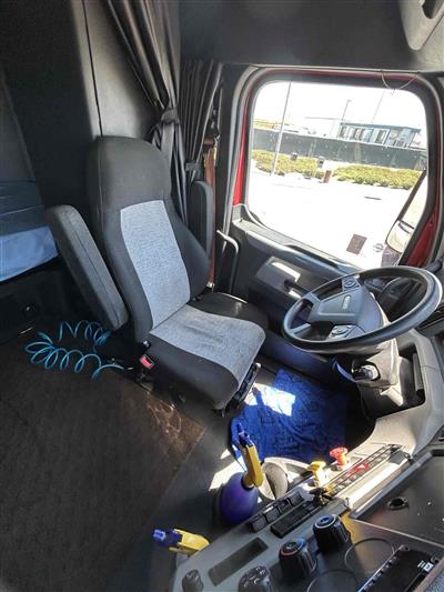 2021 Freightliner CASCADIA 6X4 T/A SLEEPER TRUCK