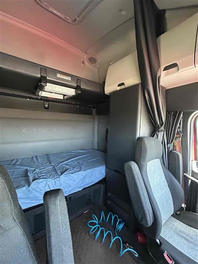 2021 Freightliner CASCADIA 6X4 T/A SLEEPER TRUCK