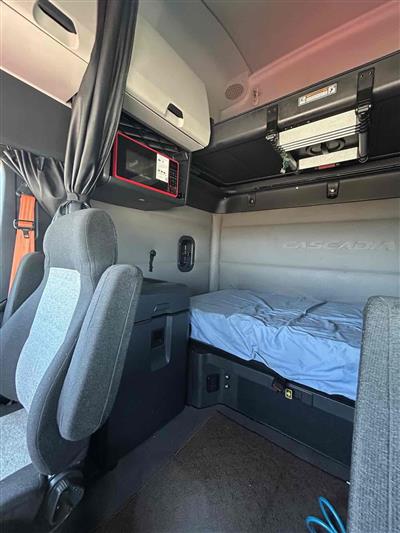2021 Freightliner CASCADIA 6X4 T/A SLEEPER TRUCK