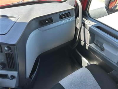 2021 Freightliner CASCADIA 6X4 T/A SLEEPER TRUCK
