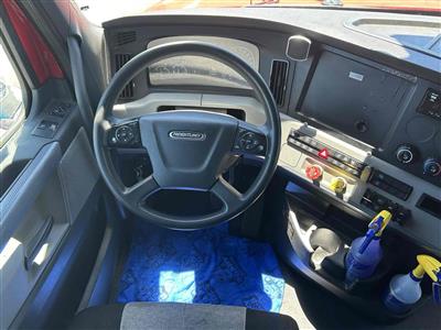 2021 Freightliner CASCADIA 6X4 T/A SLEEPER TRUCK
