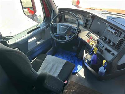 2021 Freightliner CASCADIA 6X4 T/A SLEEPER TRUCK