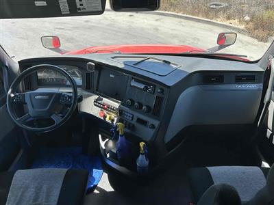 2021 Freightliner CASCADIA 6X4 T/A SLEEPER TRUCK