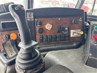 2005 Peterbilt 320