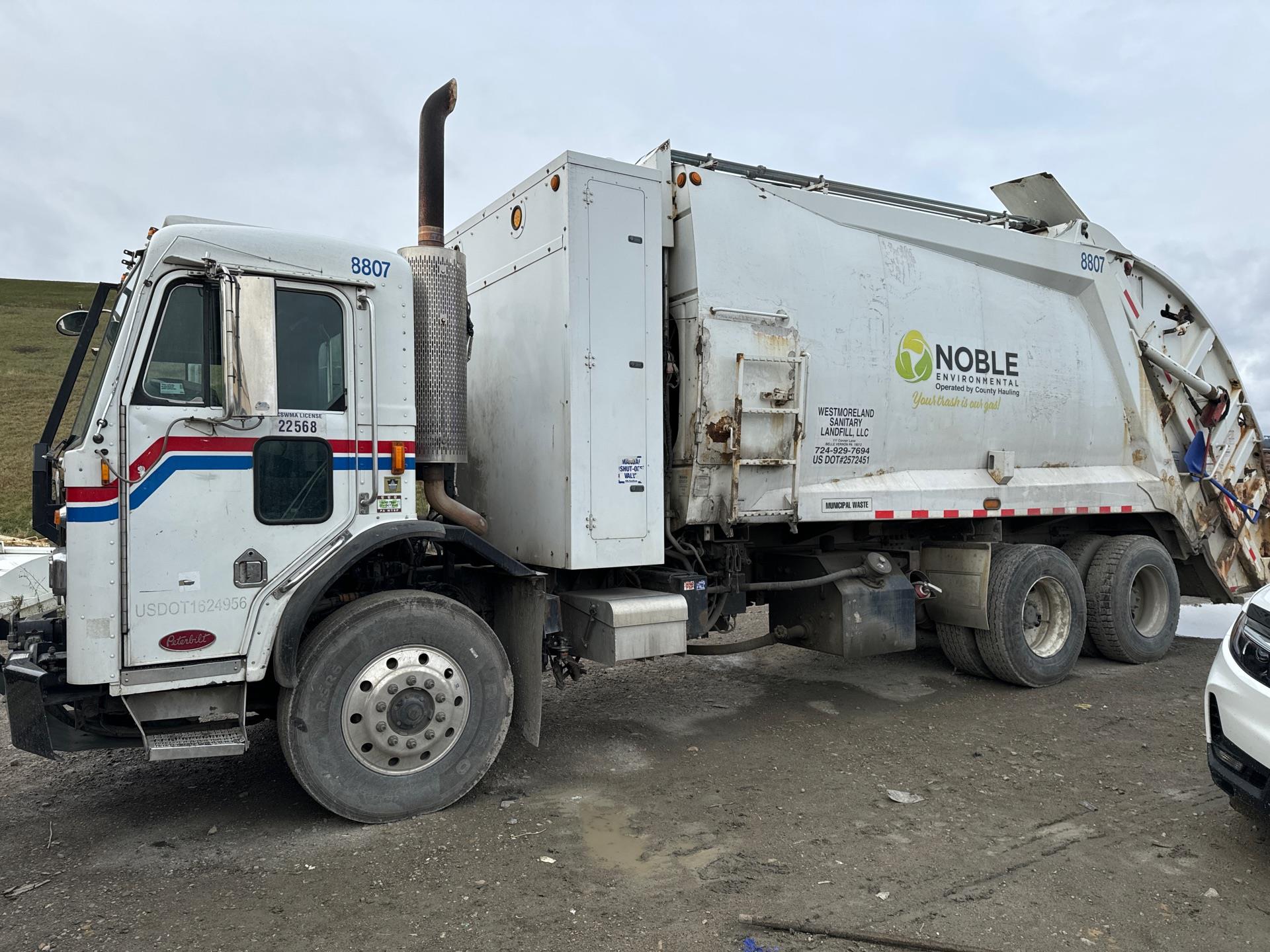 2013 Peterbilt 320