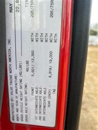 2004 VOLVO TRUCK VNL