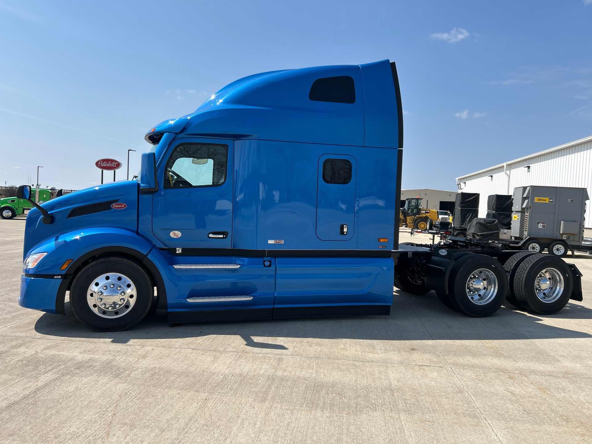 2027 Peterbilt 579 - image 2