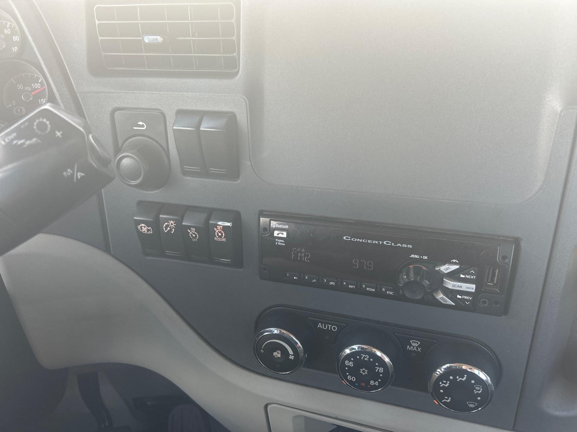 2021 Peterbilt 579 - image 13