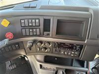 2022 Volvo VNL64T760