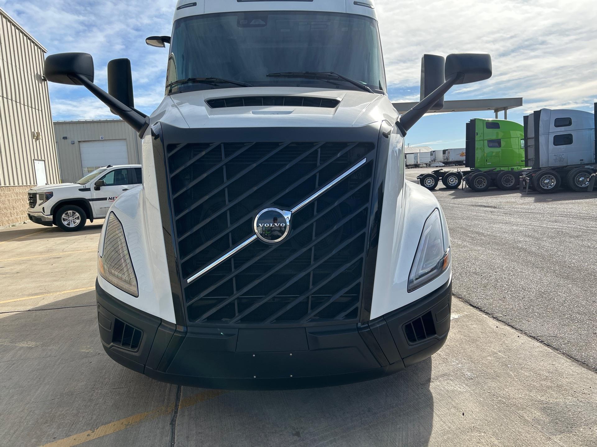 2026 Volvo - image 8