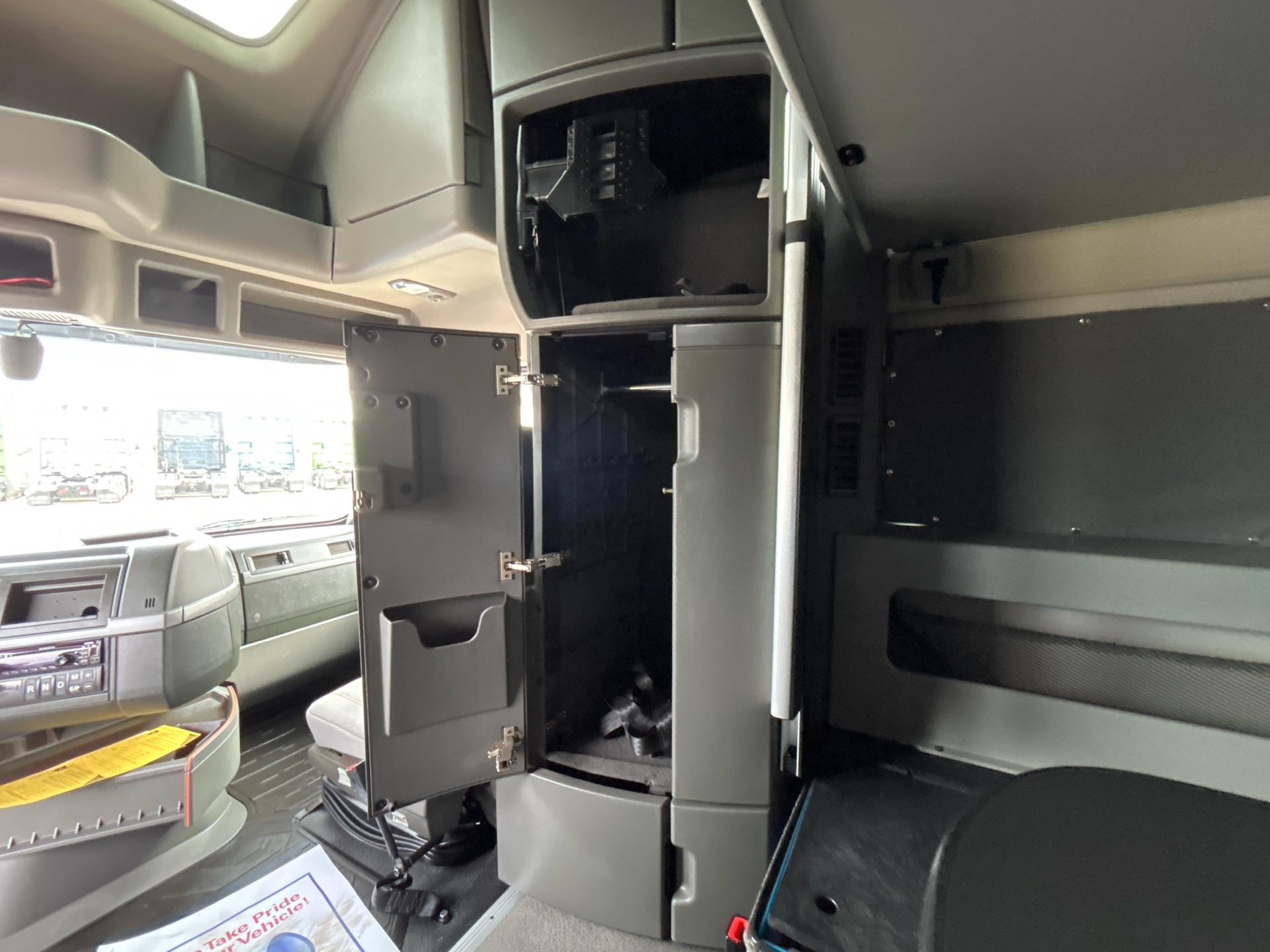 2020 Volvo - image 9