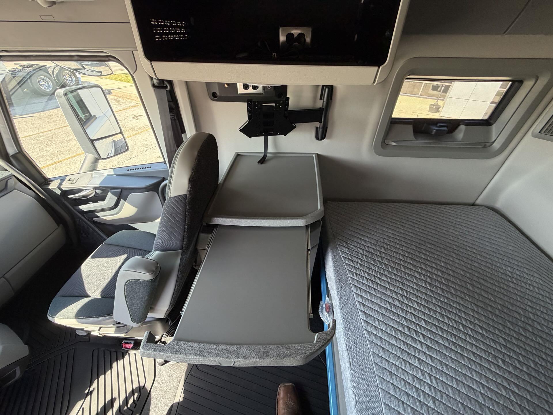 2026 Volvo - image 25