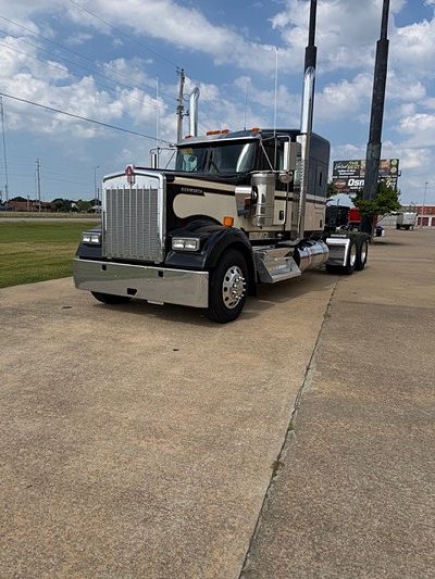 2027 Kenworth W900L