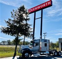 2025 Kenworth W990