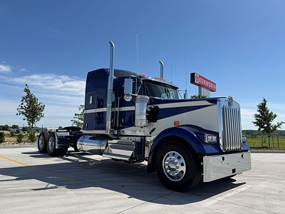 2027 Kenworth W900L