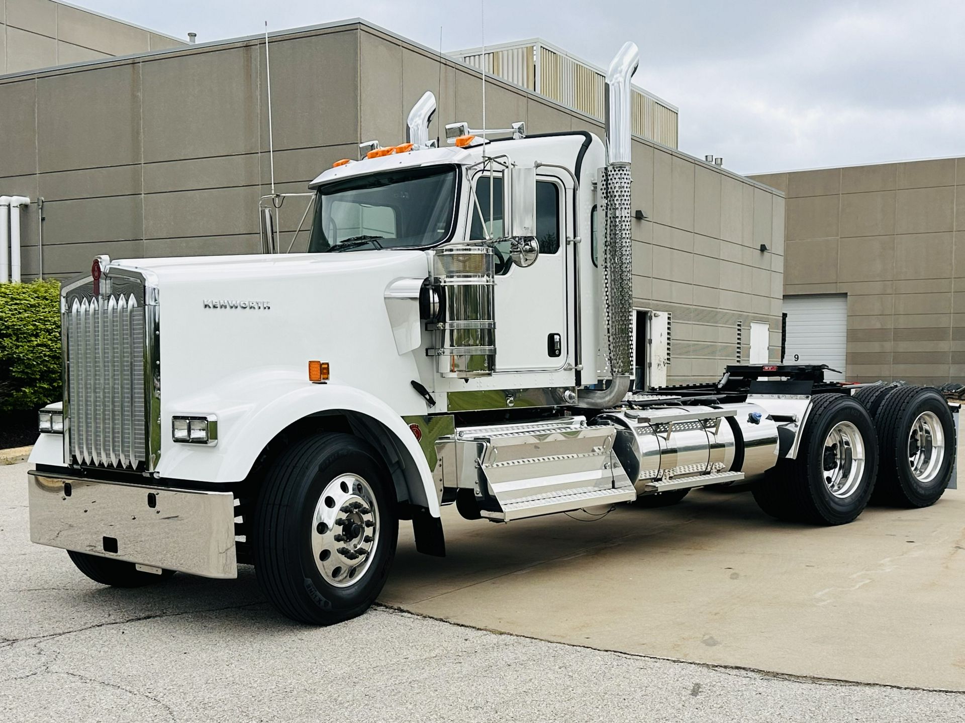 2027 Kenworth W900L