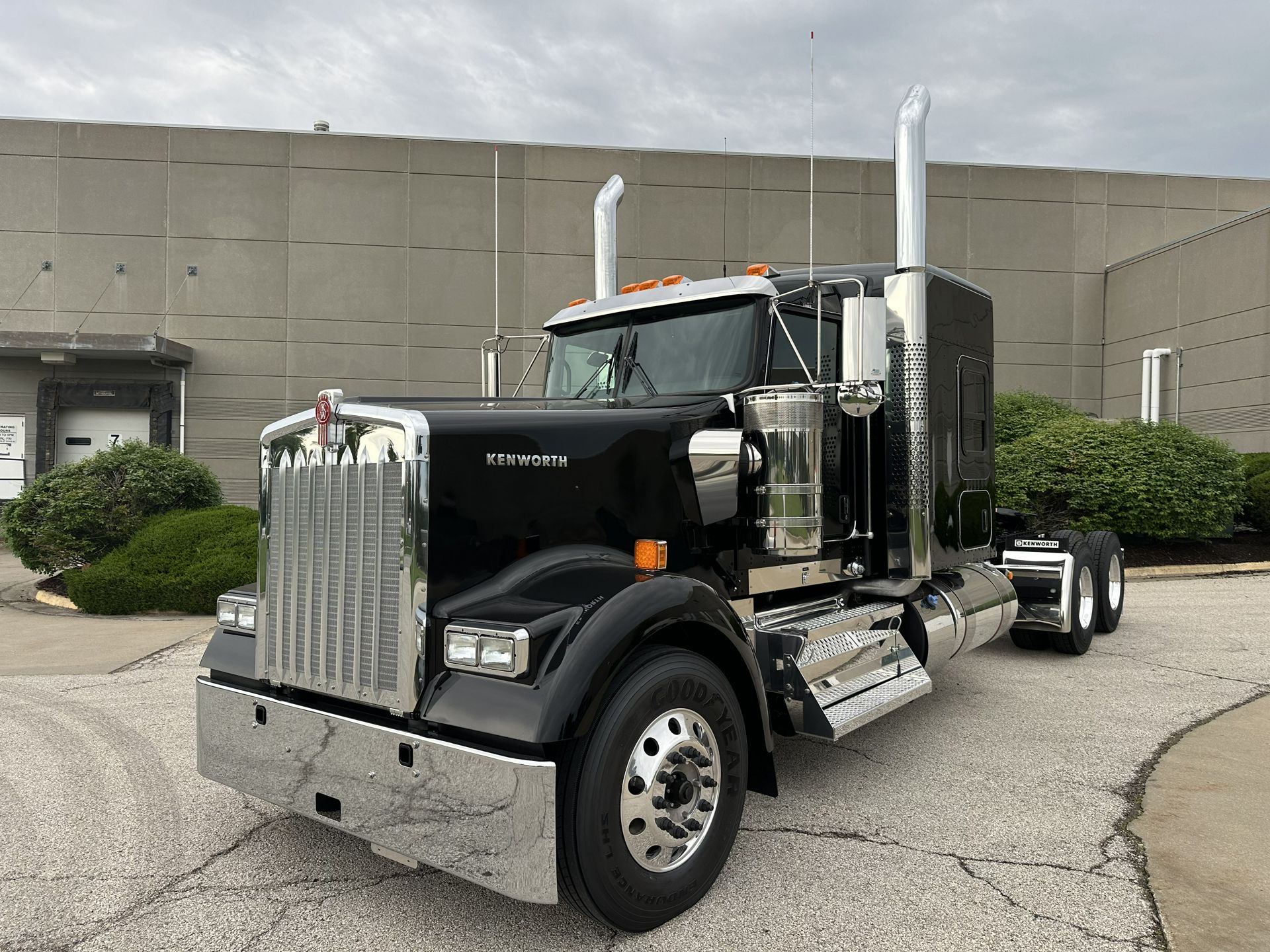 2027 Kenworth W900L