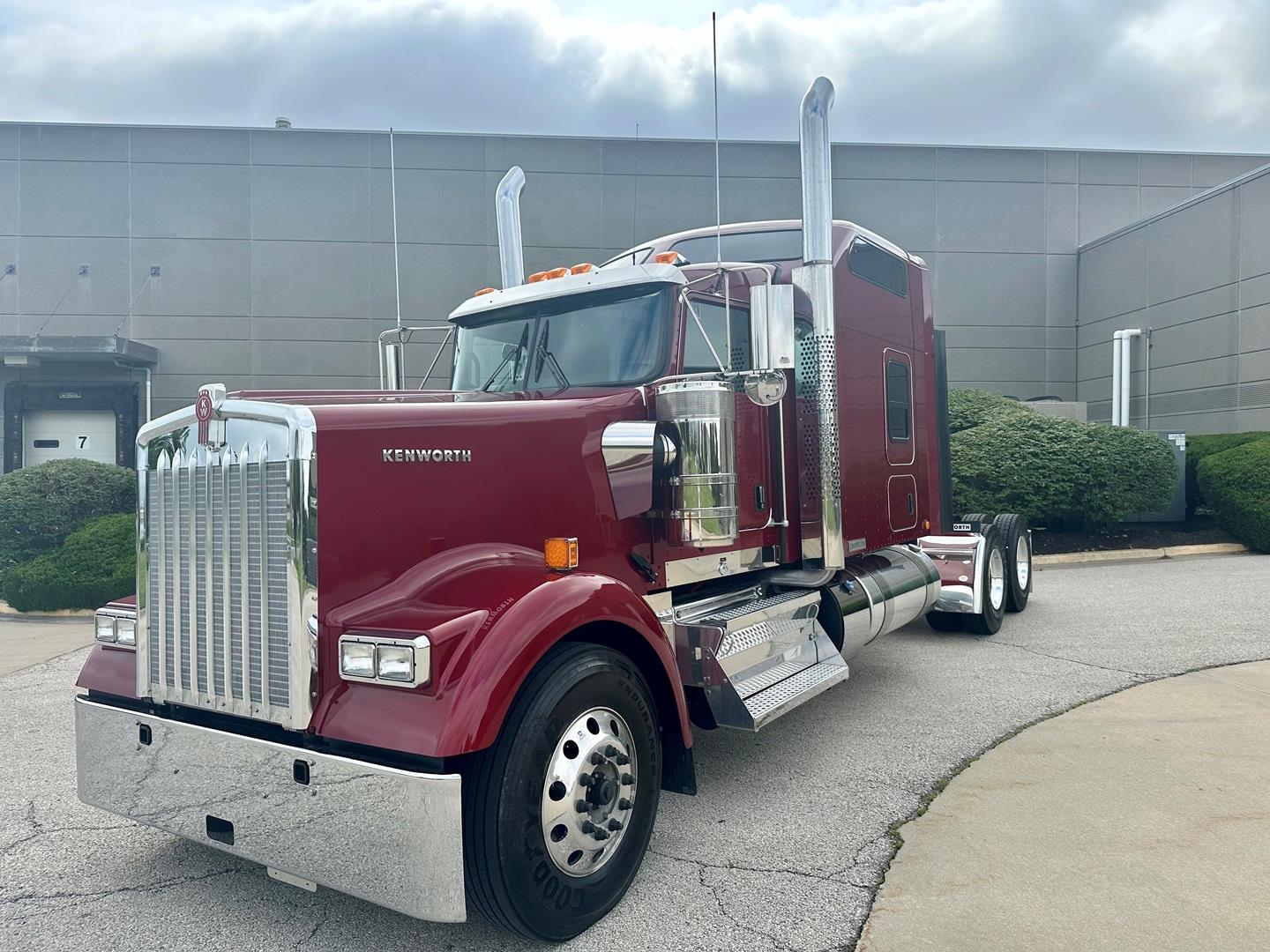 2025 Kenworth W900L