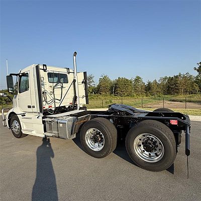 2024 Volvo VNR64T300
