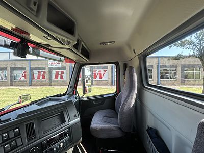 2022 Volvo VNR300