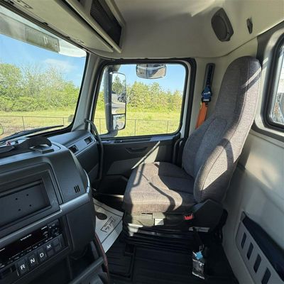 2023 Volvo VNR64T300