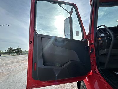 2022 Volvo VNR300