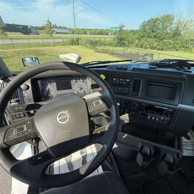 2023 Volvo VNR64T300