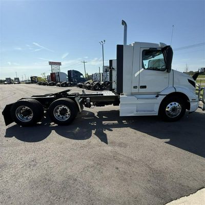 2023 Volvo VNR64T300