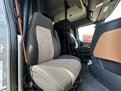 2022 Freightliner CA126