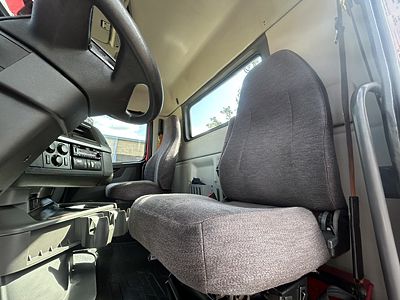 2022 Volvo VNR300