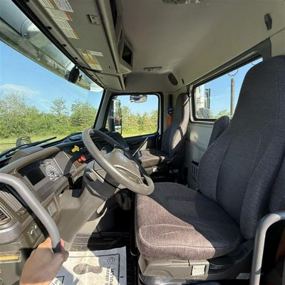 2023 Volvo VNR64T300