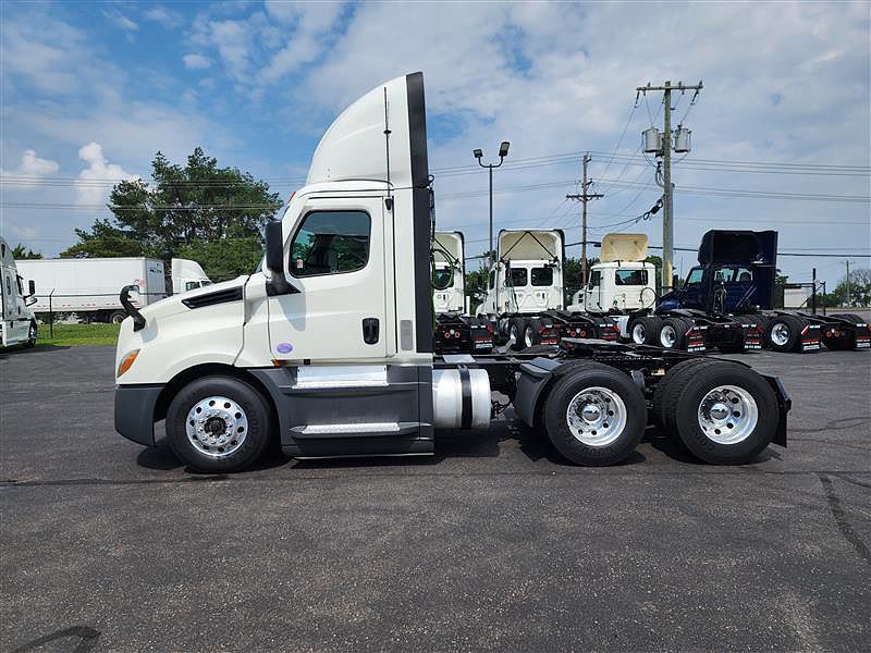 2021 Freightliner CA126