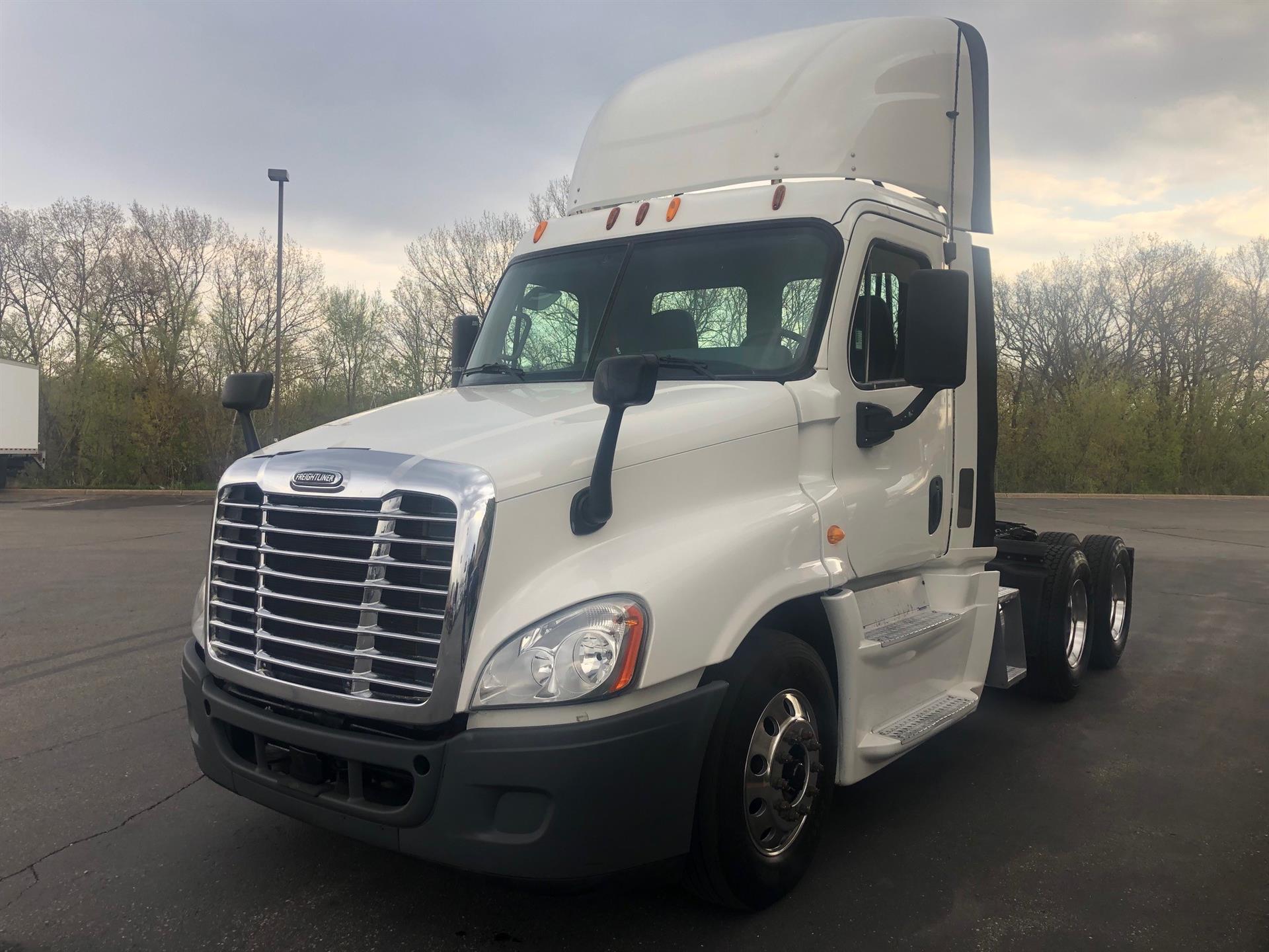 2014 Freightliner Cascadia - image 2