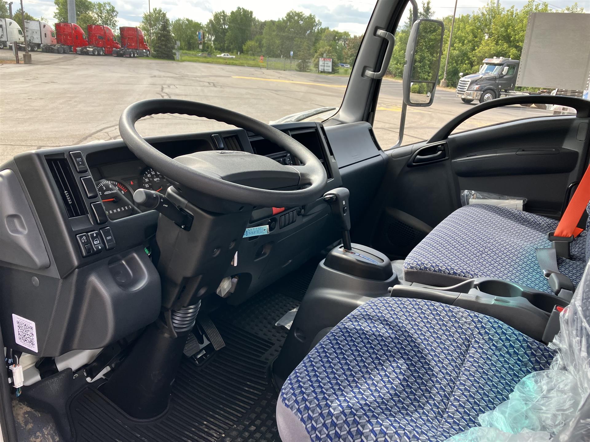 2025 Isuzu NRR - image 3