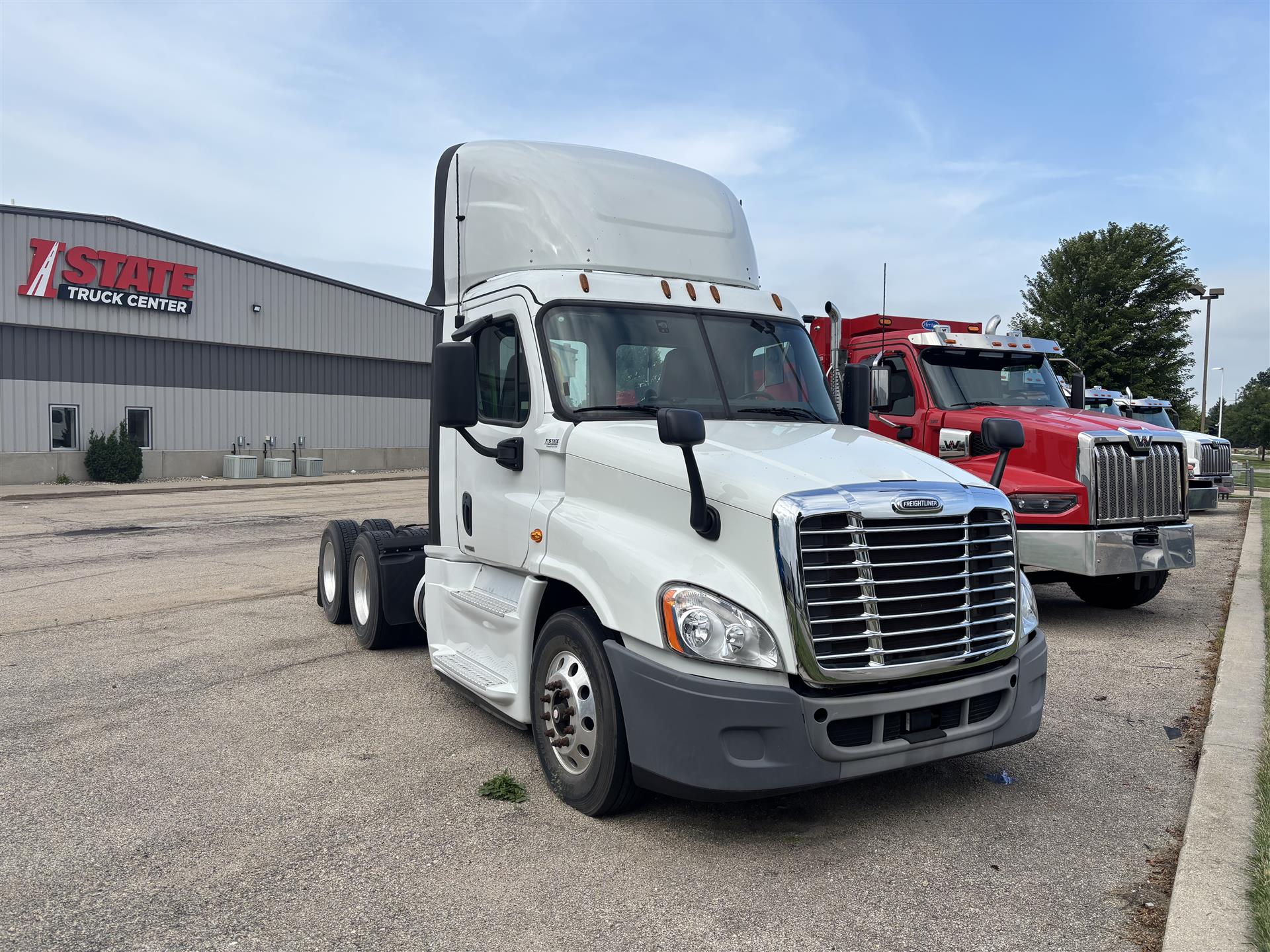 2017 Freightliner Cascadia - image 2