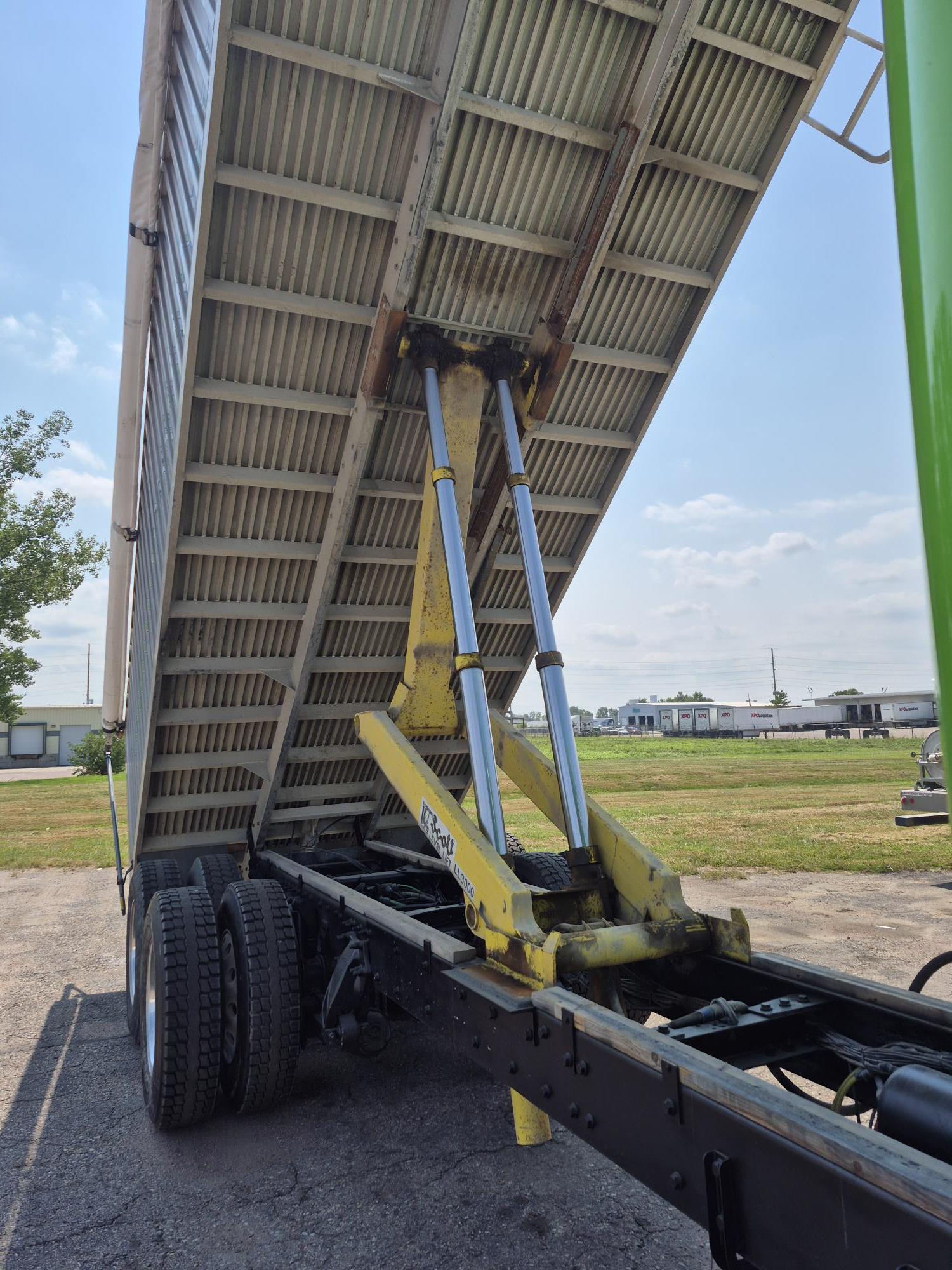 2013 Freightliner Cascadia - image 4