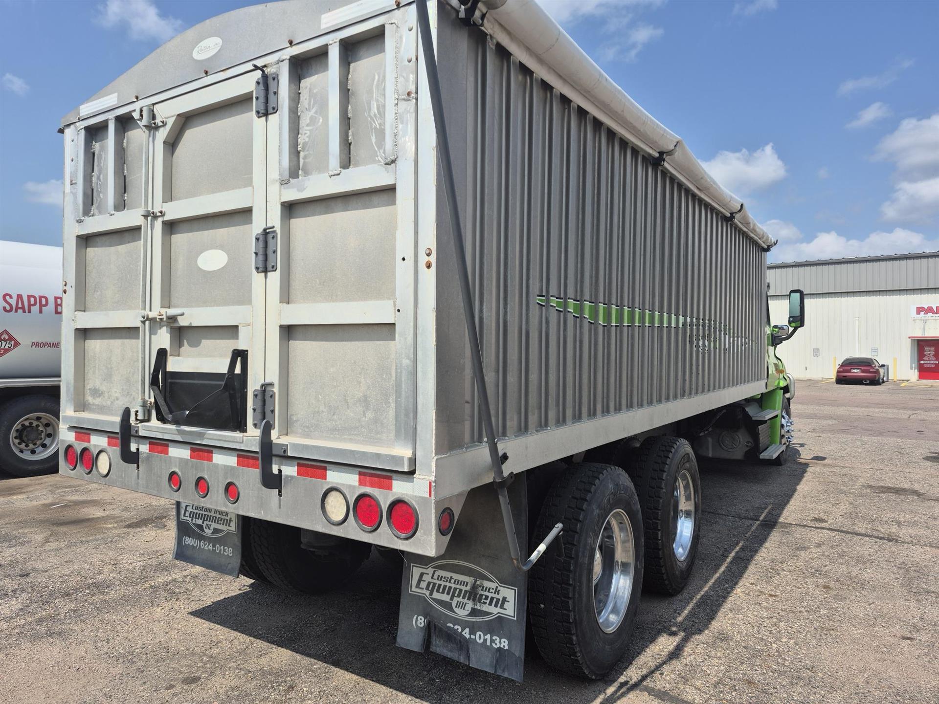 2013 Freightliner Cascadia - image 3