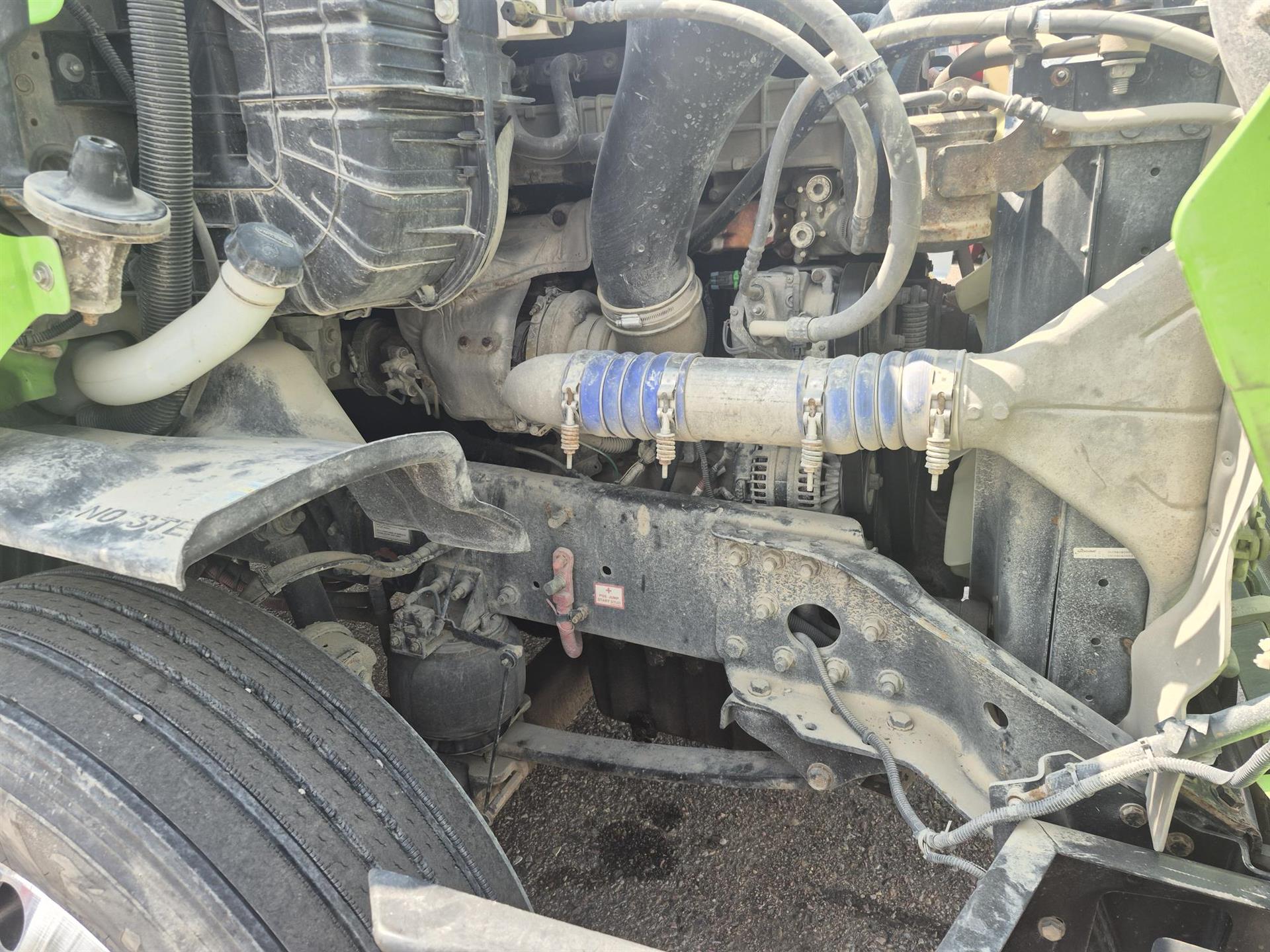 2013 Freightliner Cascadia - image 2