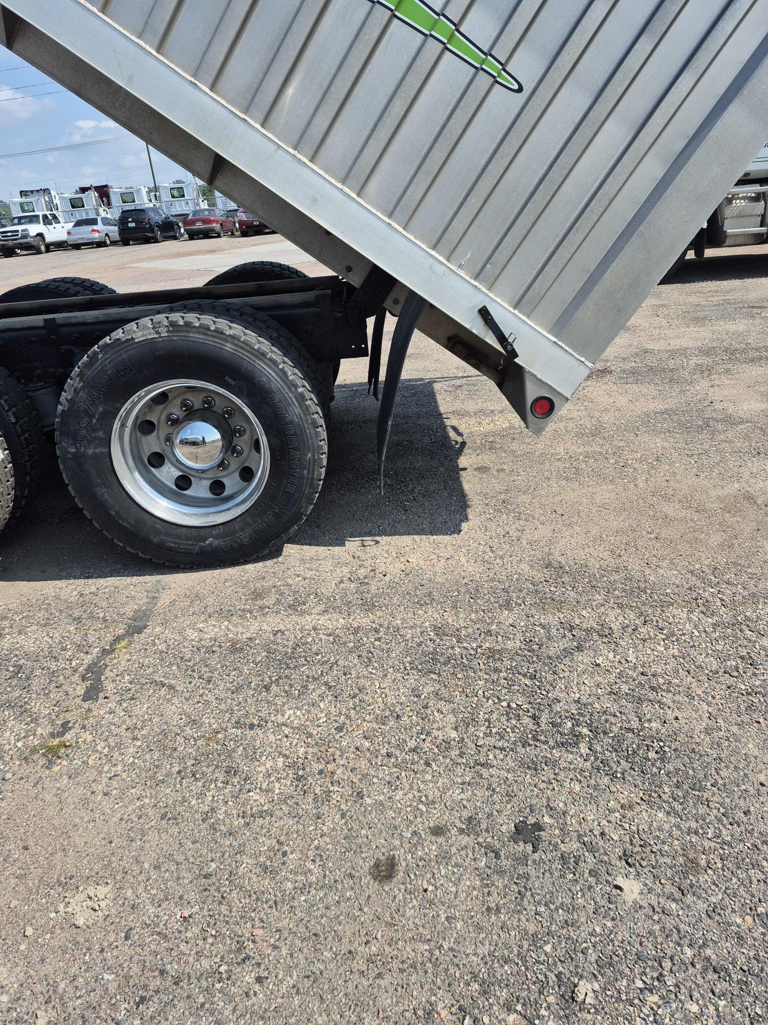 2013 Freightliner Cascadia - image 9