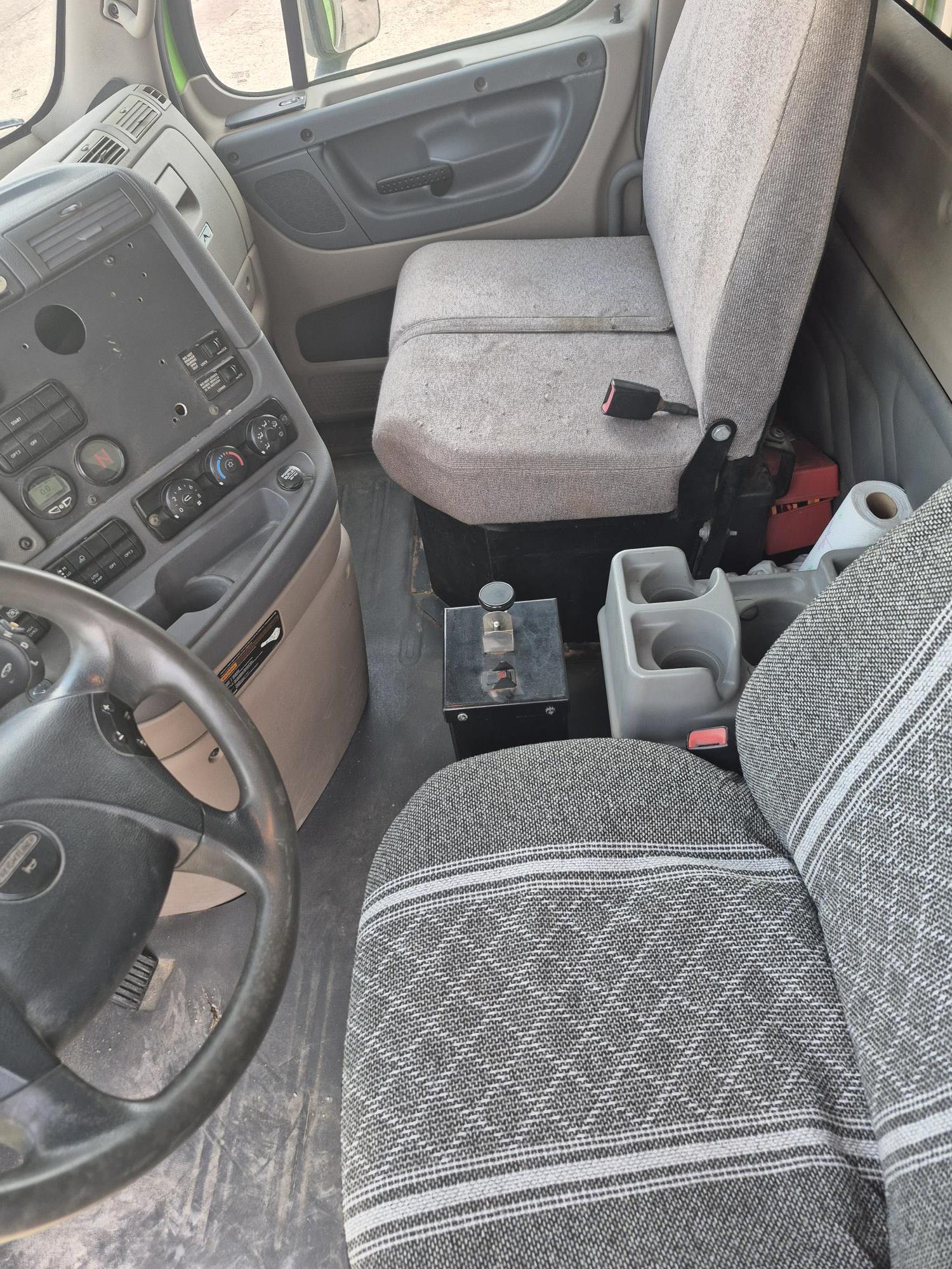 2013 Freightliner Cascadia - image 15