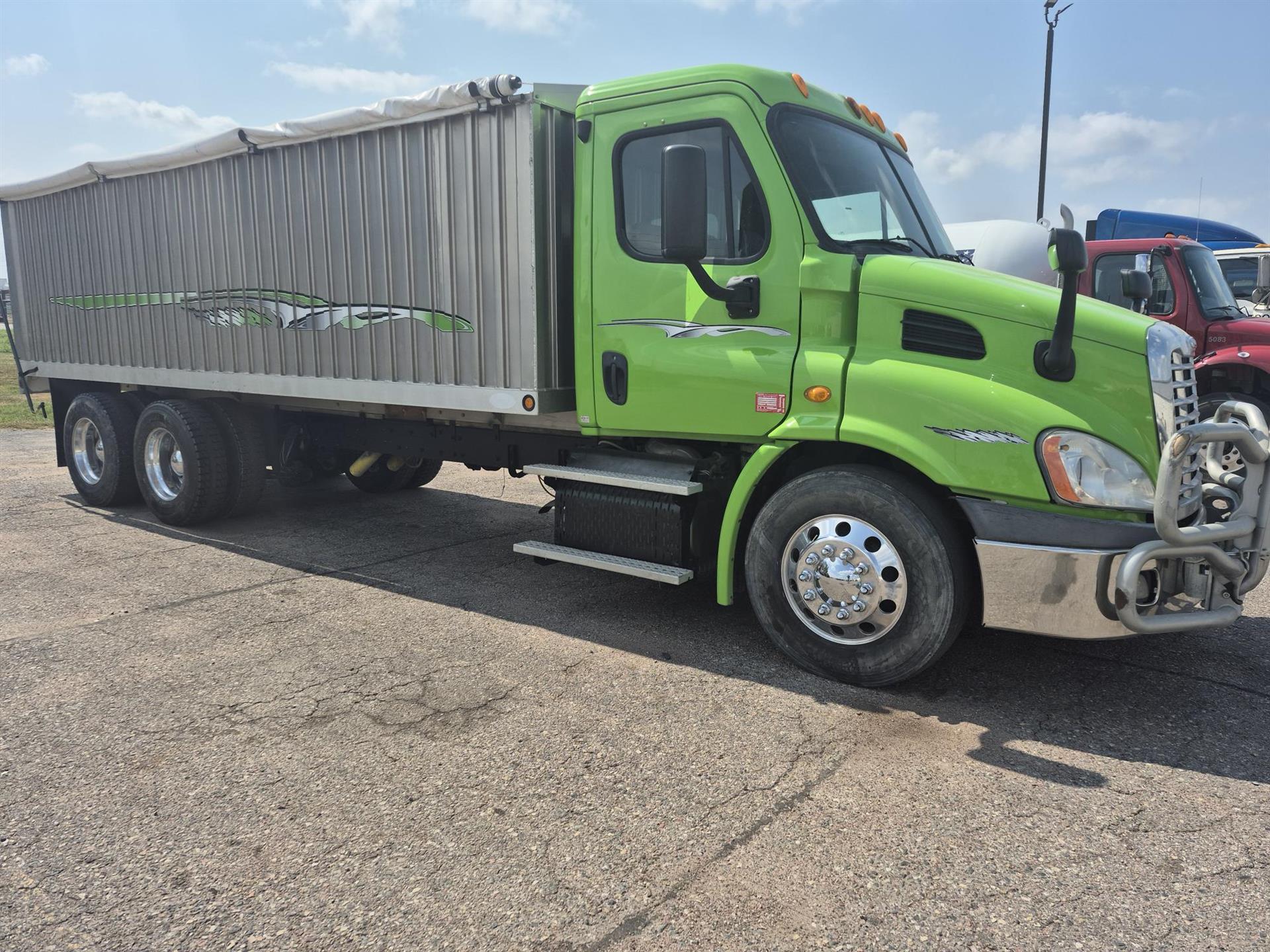 2016 Freightliner Cascadia - image 10