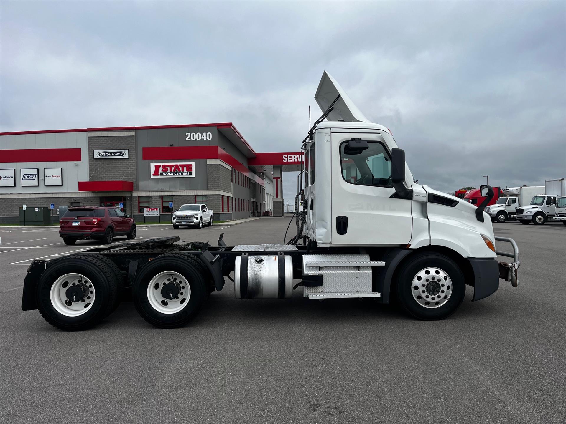 2023 Freightliner - image 2