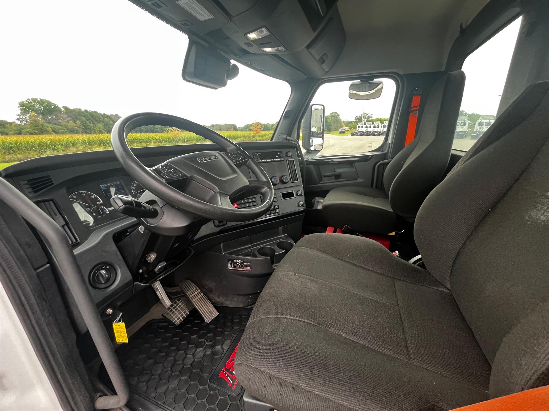 2023 Freightliner - image 3