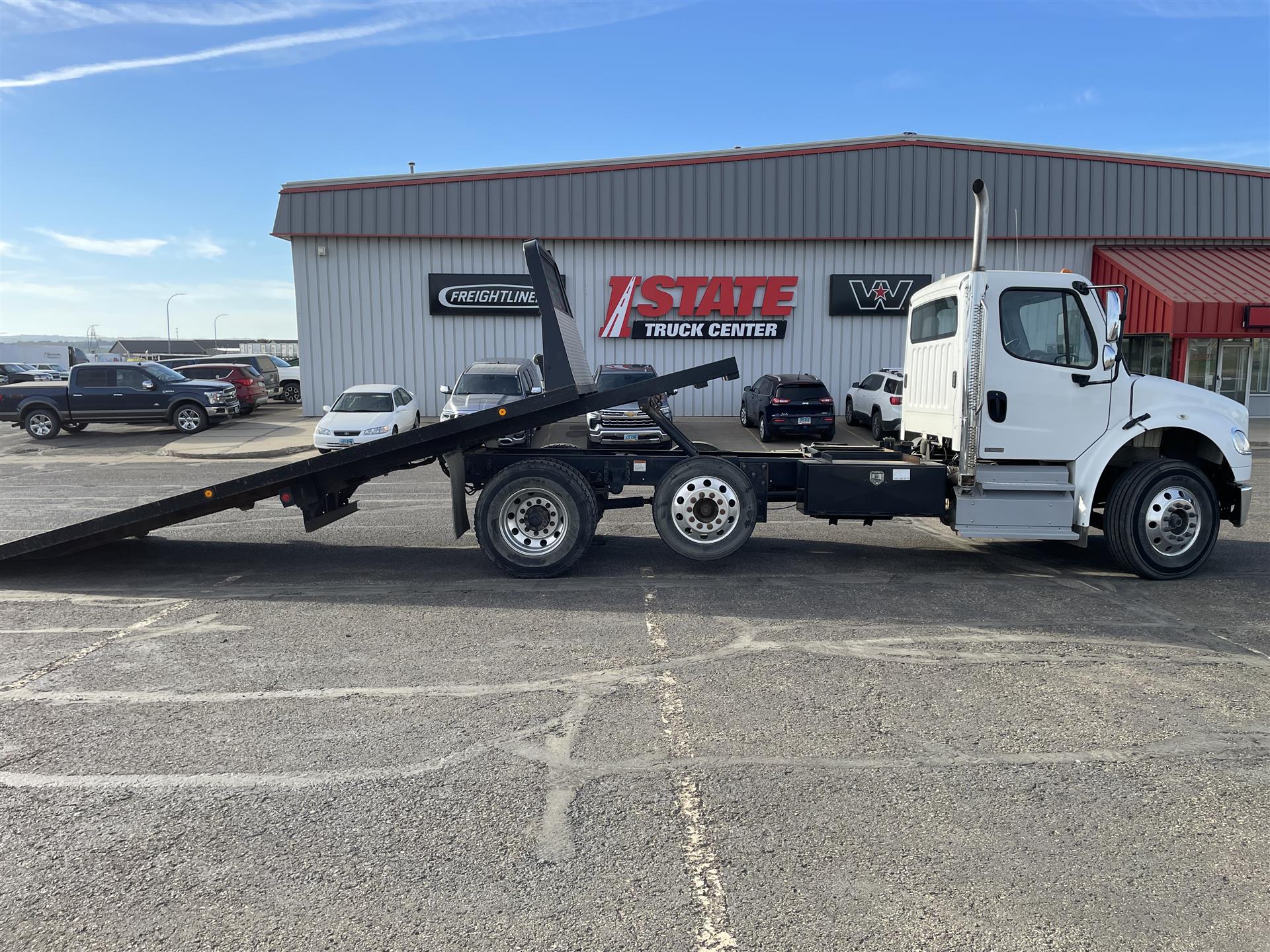 2012 Freightliner M2 106 - image 2