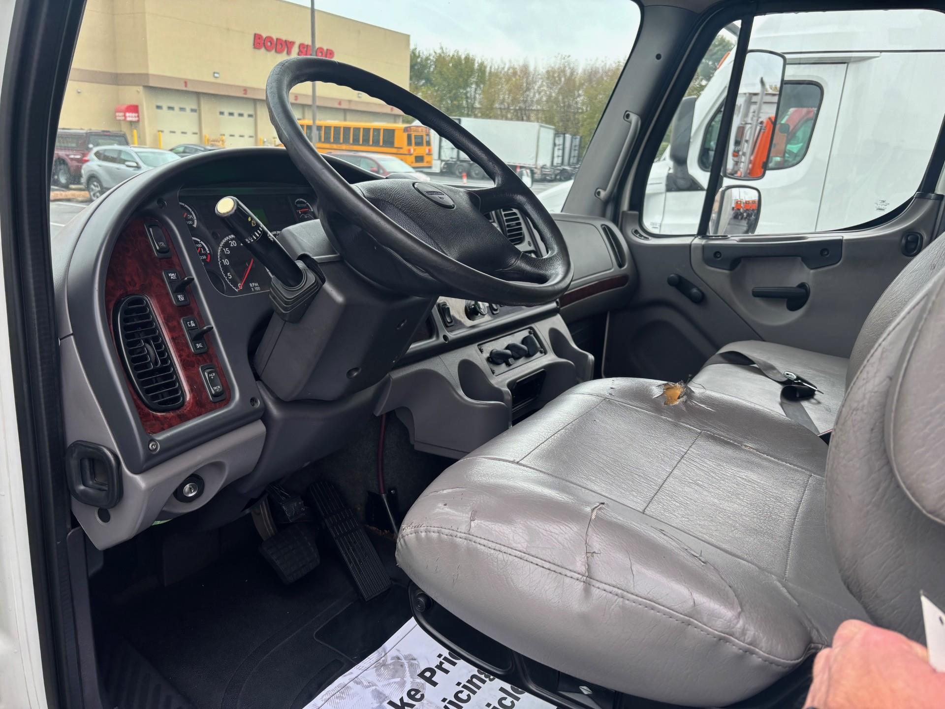 2017 Freightliner M2 106 - image 4