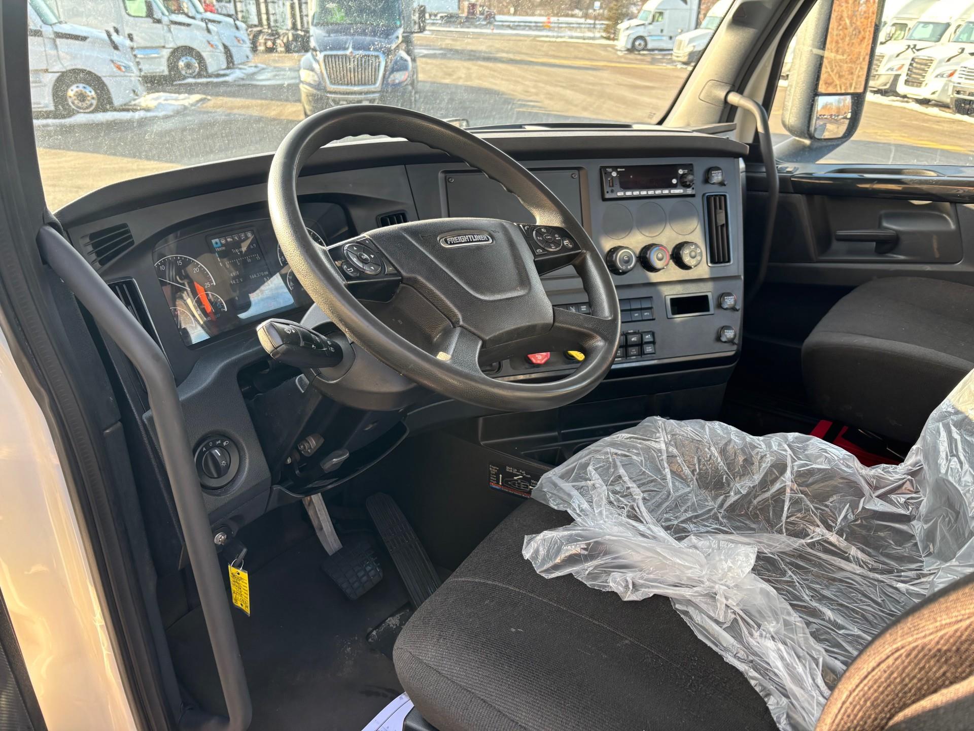 2023 Freightliner - image 4