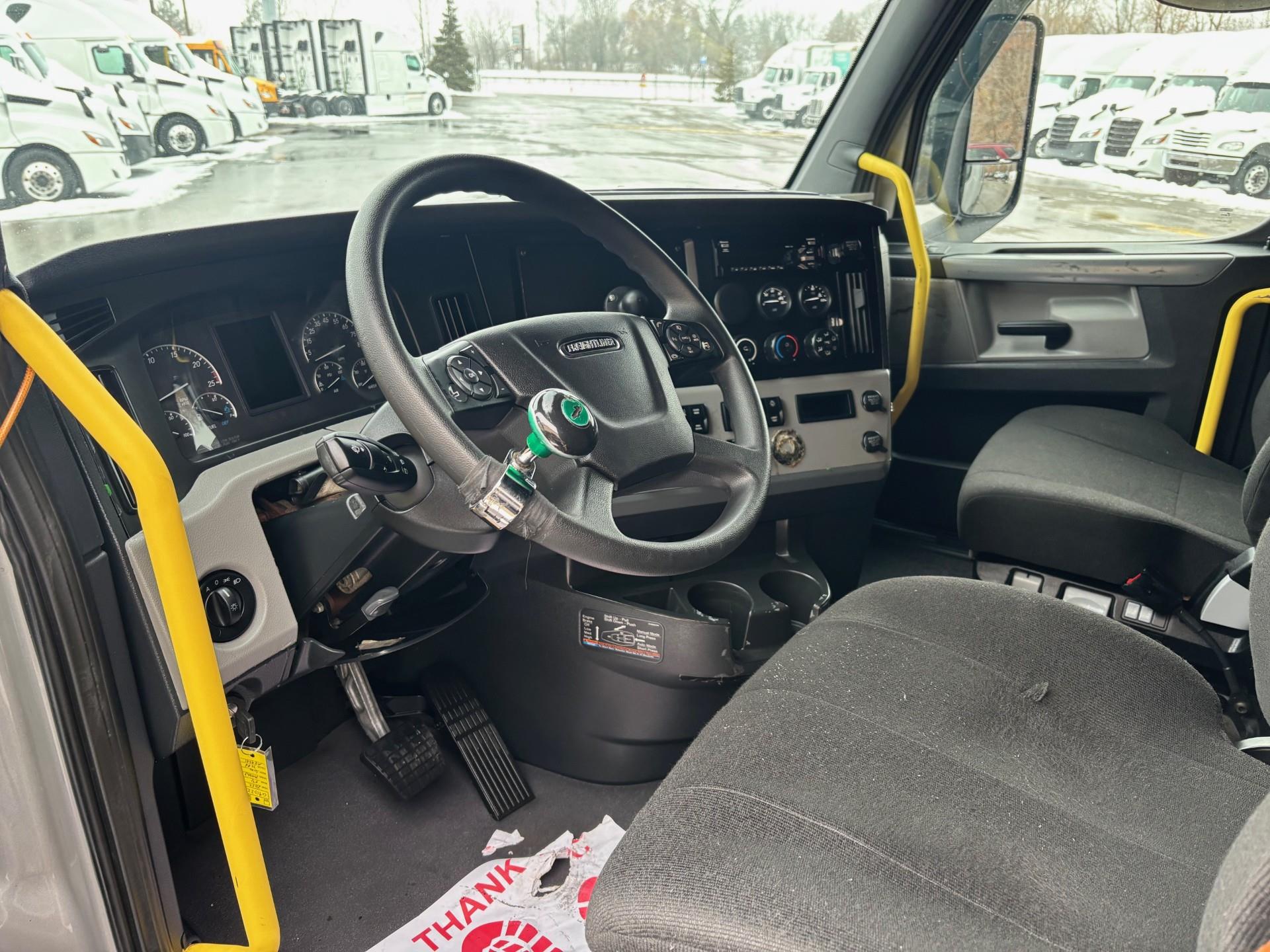 2022 Freightliner - image 4