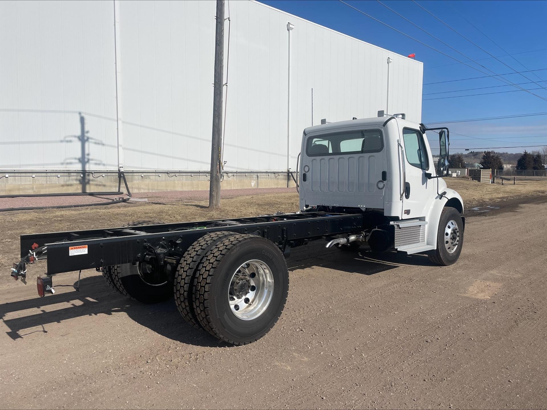 2026 Freightliner M2 106 - image 4