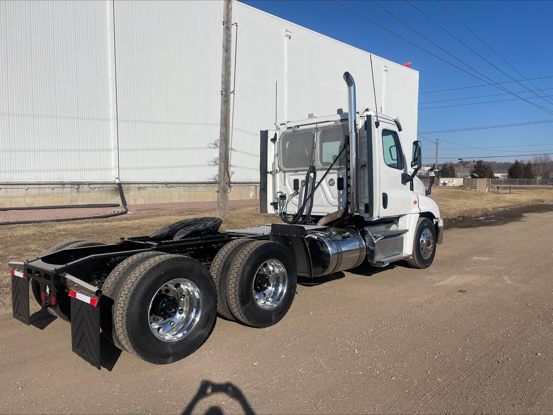 2016 Freightliner Cascadia - image 2
